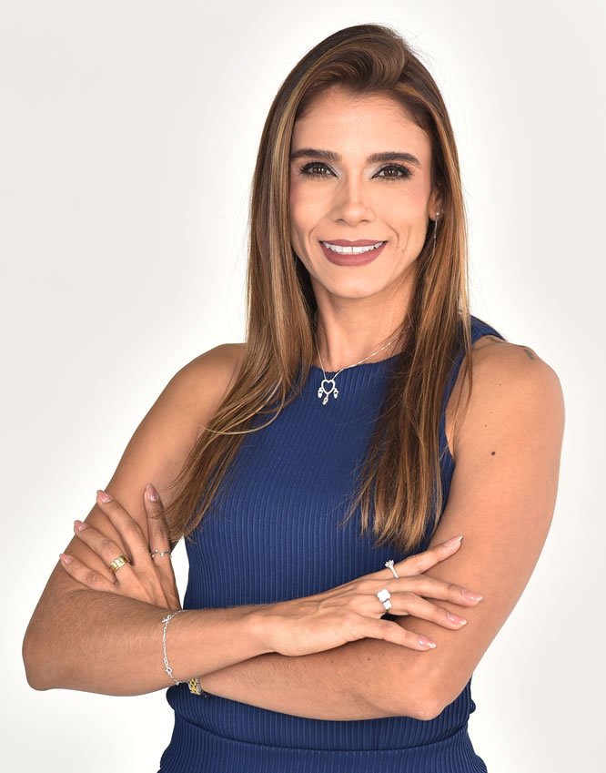 Retrato oficial da candidata Arianne Cândido sorrindo, de blazer branco