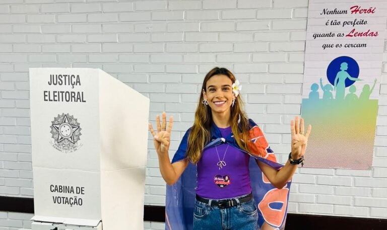 Ao lado da família, Arianne Cândido vota com fé e esperança no resultado das urnas